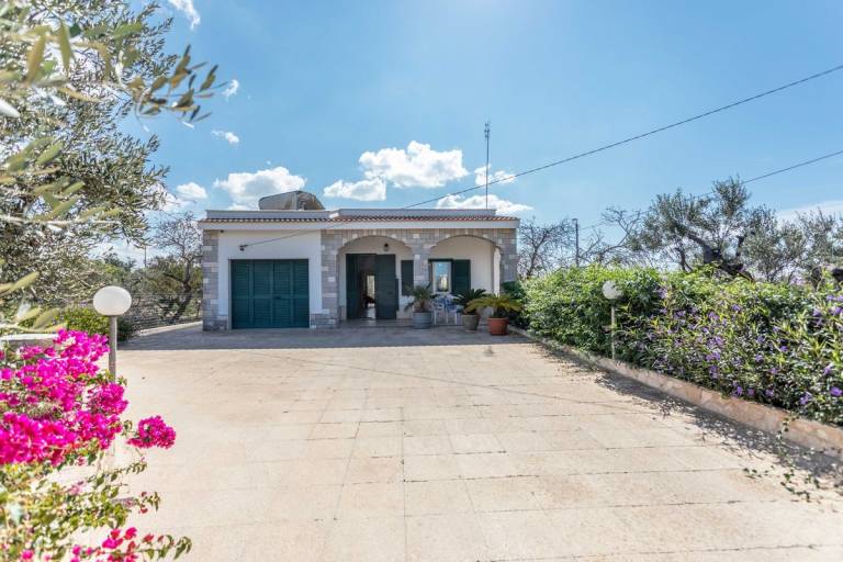 Family-friendly pleasant villa with garden & barbeque | Garden view | Dogs allowed — photo 3
