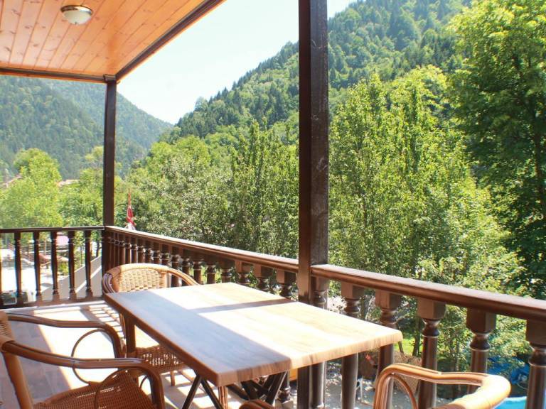 Beautiful serviced apartment with yard & patio | Pets allowed — photo 2