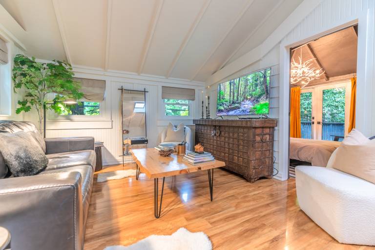 Vacation home with terrace, hot tub & yard | Perfect for remote work — photo 2