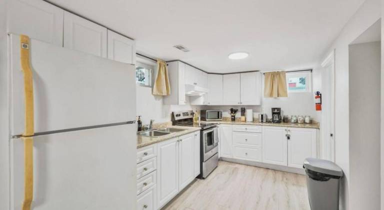Comfy 2BR Apt near Beach and Downtown Free Parking — photo 3