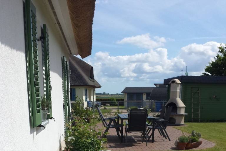 Vacation home with garden, BBQ & patio — photo 5