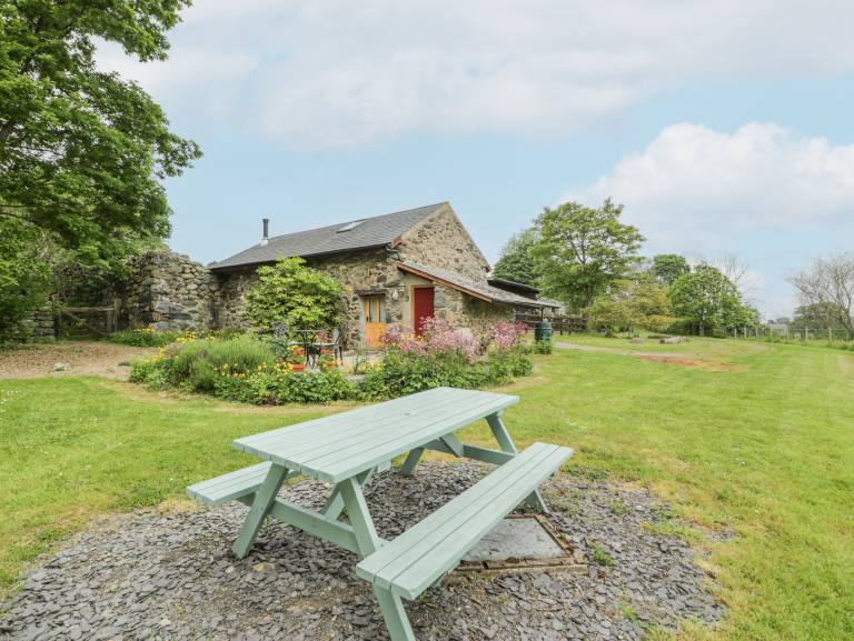 Cottage with yard — photo 3