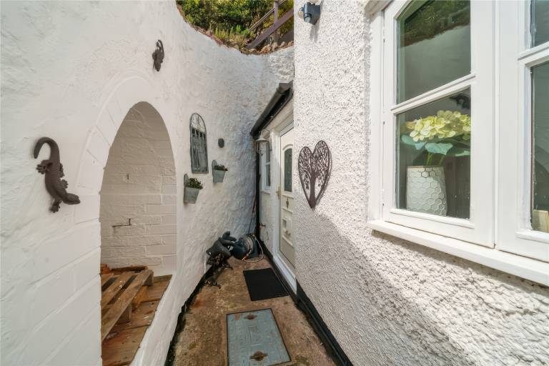 Cottage with garden — photo 2
