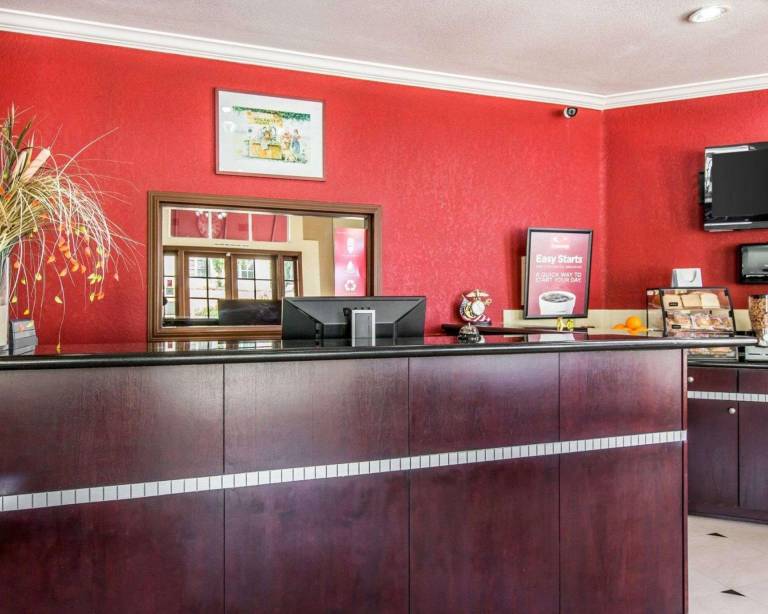 Econo Lodge Inn & Suites Fallbrook Downtown — photo 3