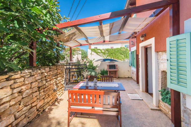 Nice vacation home with terrace, yard & grill | Pet-friendly — photo 2