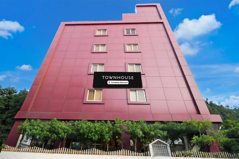 Super Townhouse Gachibowli Near Gopichand Academy in Hyderabad
