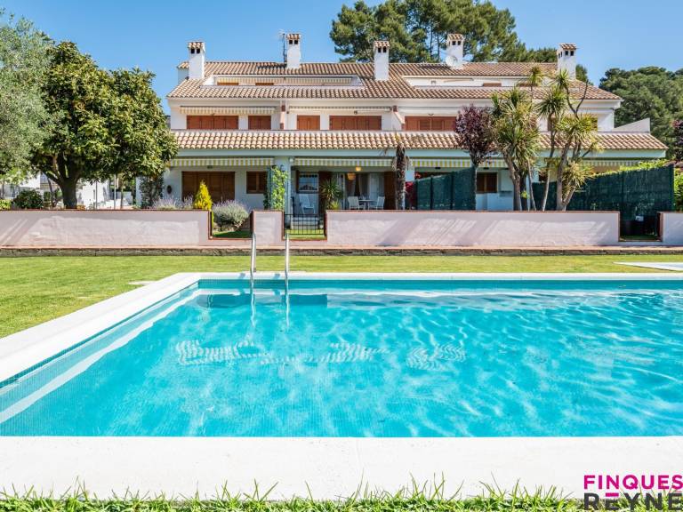 Ground floor apartment with garden and pool access, near Sant Pol beach in Sant Feliu de Guíxols