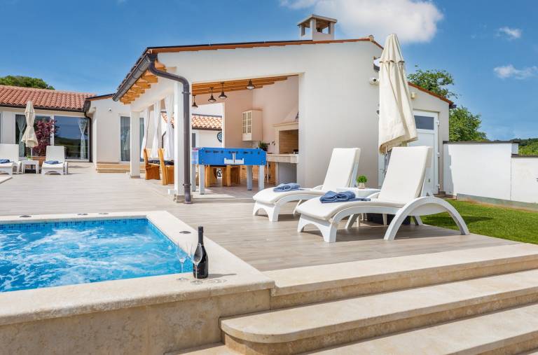 Family-oriented nice villa with yard, private pool & BBQ | Pet-friendly — photo 5