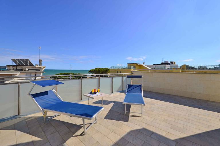 Holiday apartment with large panoramic balcony with sea view — photo 2