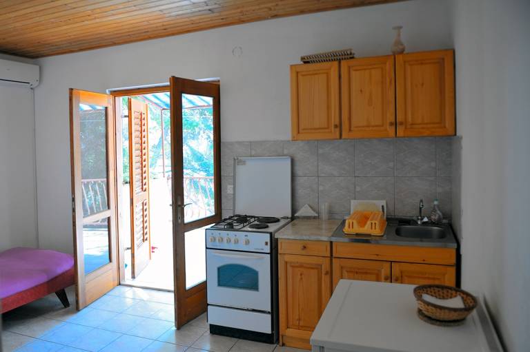 Two bedroom apartment near beach Ivan Dolac, Hvar (A-18100-a) — photo 2