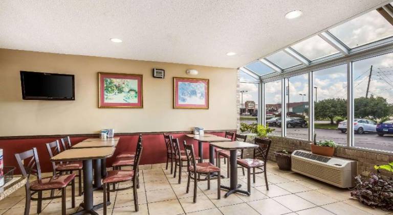 Econo Lodge Inn & Suites Fairview Heights - St. Louis — photo 3