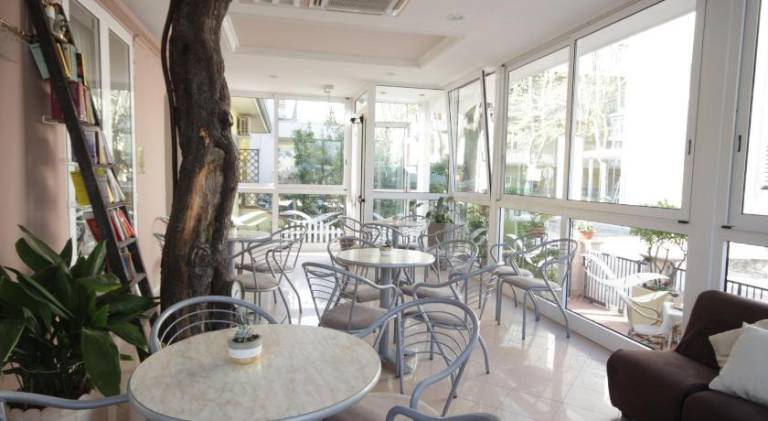Apartment with garden & terrace — photo 3