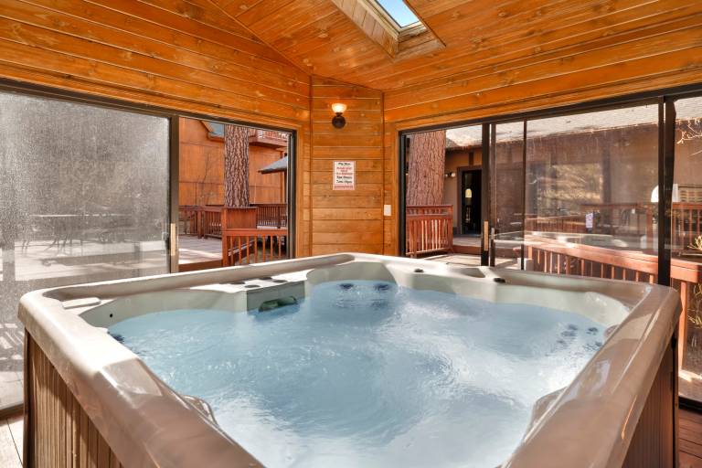 Spacious 5BR Mountain Estate: 5-Car Parking, Pet-Friendly, Deck & Hot Tub — photo 5