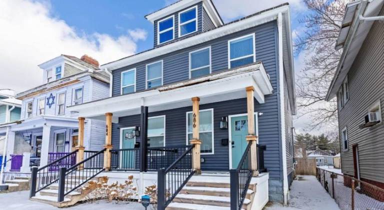Massive home downtown with Hot Tub — photo 4