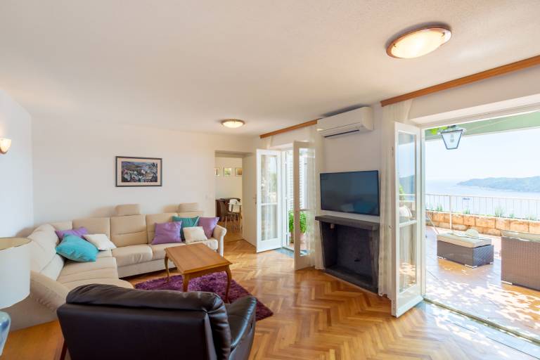 Fully equipped lovely holiday apartment with patio | City view | Pets allowed — photo 2