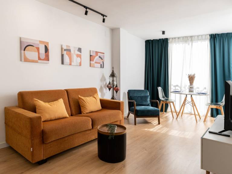 Apartment with yard & pool in Torremolinos