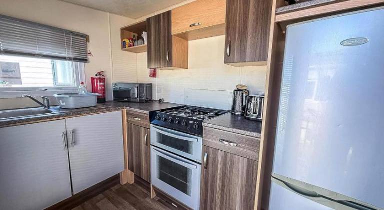 Lovely 8 Berth Caravan With Decking At Clacton-On-Sea In Essex Ref 28029Dw — photo 2