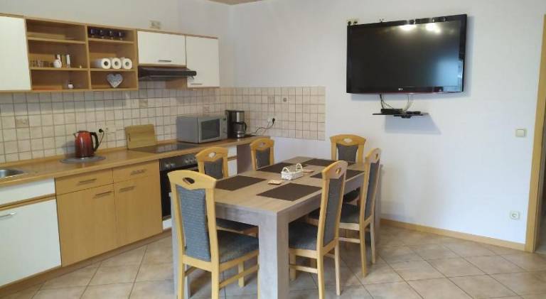 Holiday apartment with yard & patio — photo 3