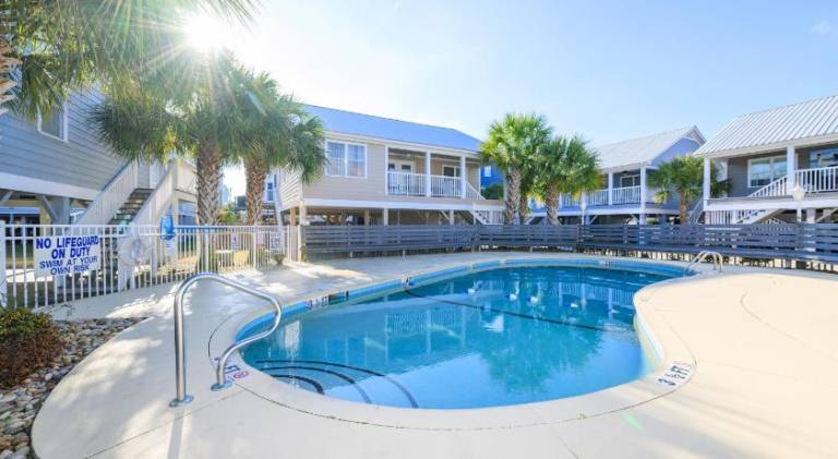 Vacation home with pool — photo 2