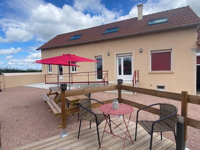Gite with yard & patio — photo 4