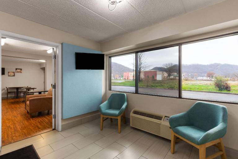 Super 8 by Wyndham Charleston WV