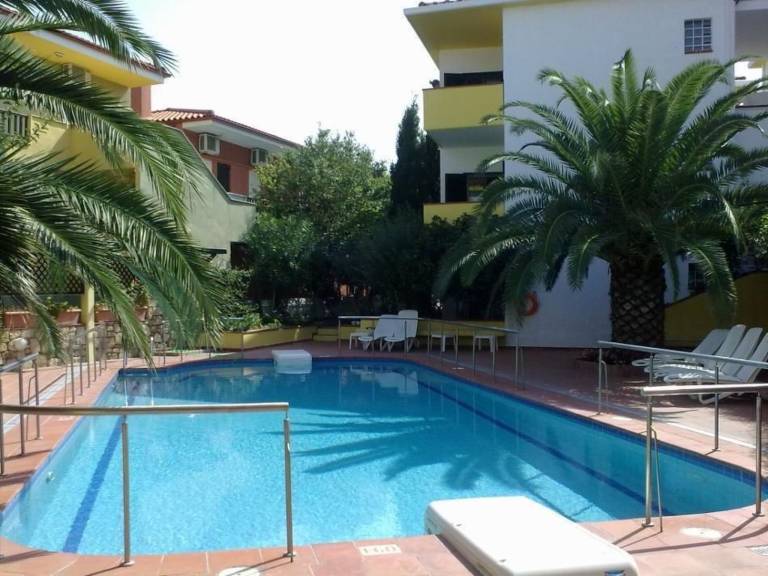 Apartment with terrace & pool — photo 4