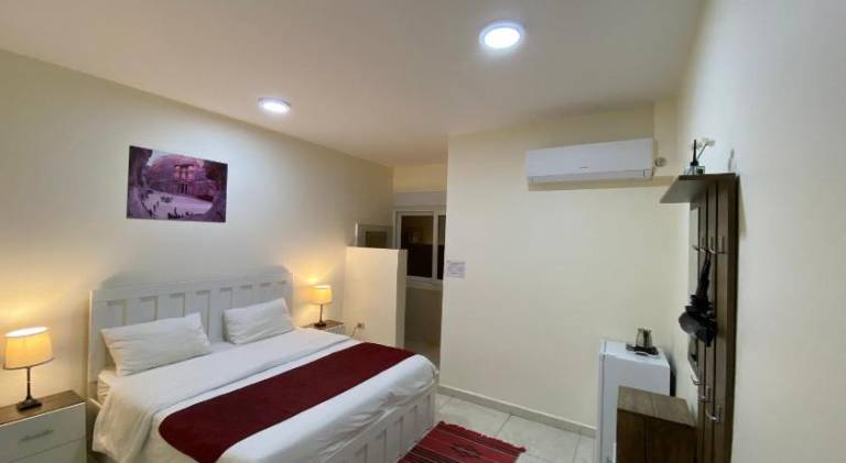 Beautiful serviced apartment with patio | Pets are welcome — photo 2