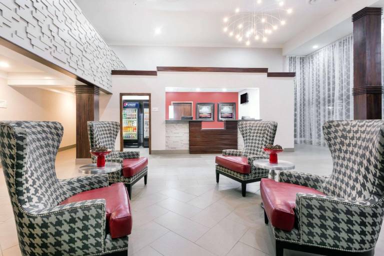 Ramada by Wyndham Tuscaloosa — photo 3