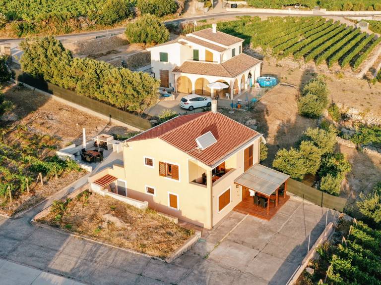 Fully equipped lovely vacation home with terrace & yard | Dogs allowed — photo 2