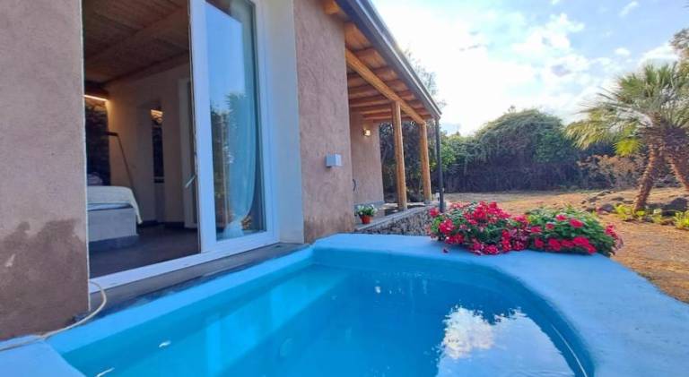 Apartment with yard, private pool & patio | Pet-friendly — photo 3
