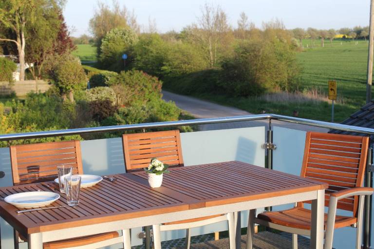 Holiday apartment with yard, terrace & grill in Fehmarn