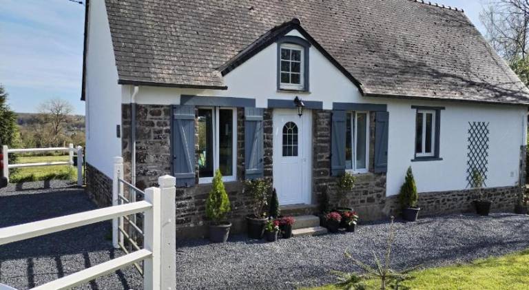 House with yard, patio & BBQ in Coutances