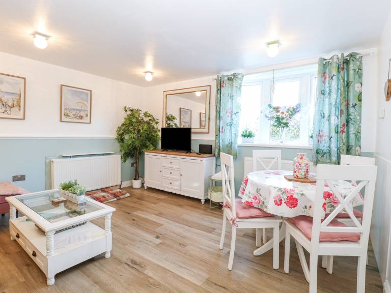 Cottage with terrace & yard | Beach view — photo 3