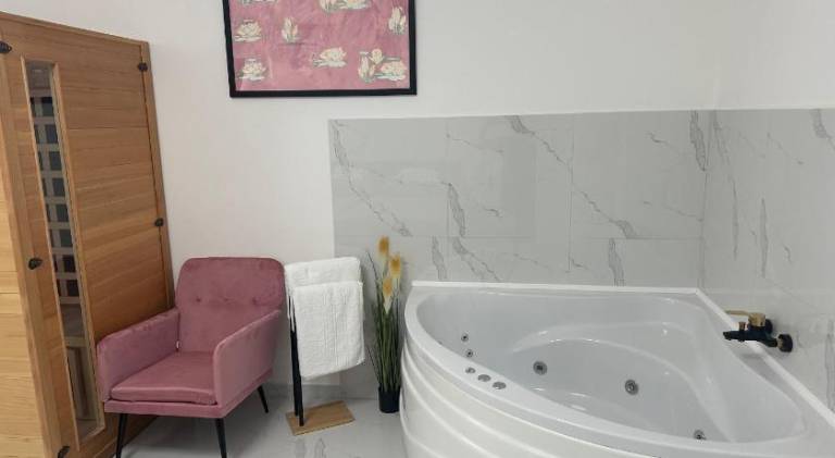 Holiday apartment with jacuzzi, sauna & patio — photo 2