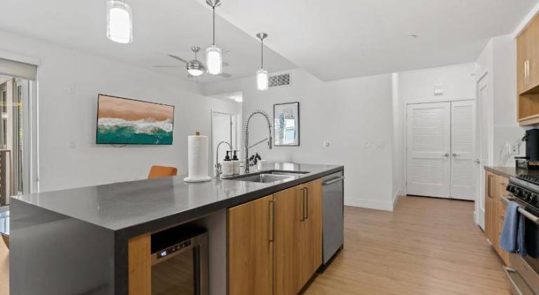 Amethyst Horizon - Stylish peaceful 2BR w zen Garden View Pool Gym — photo 3