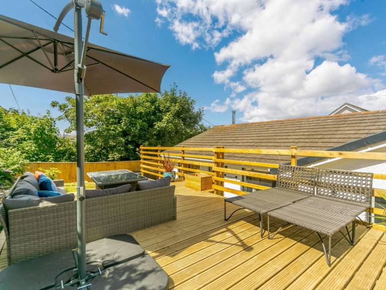 Cottage with barbecue, patio & hot tub | Water view — photo 3