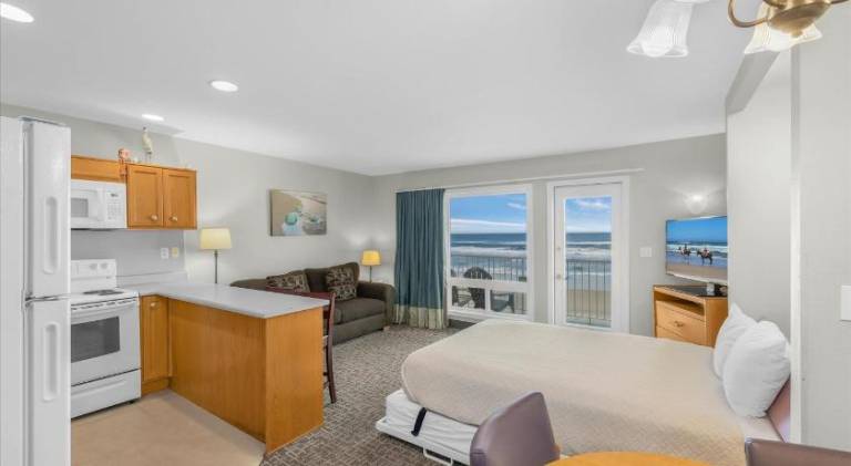 Oceanfront Suite - Heated Indoor Pool - Beach Access in Lincoln City, OR