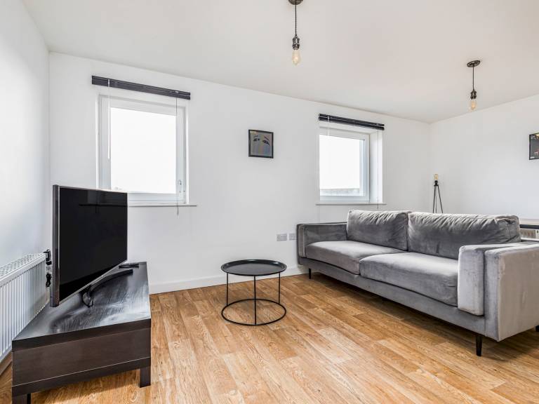 Pass the Keys Central Modern Flat with Parking