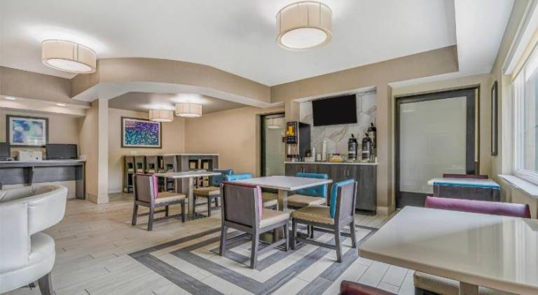 La Quinta Inn & Suites by Wyndham Batavia — photo 4