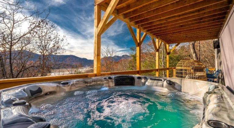 Vacation home with jacuzzi — photo 3