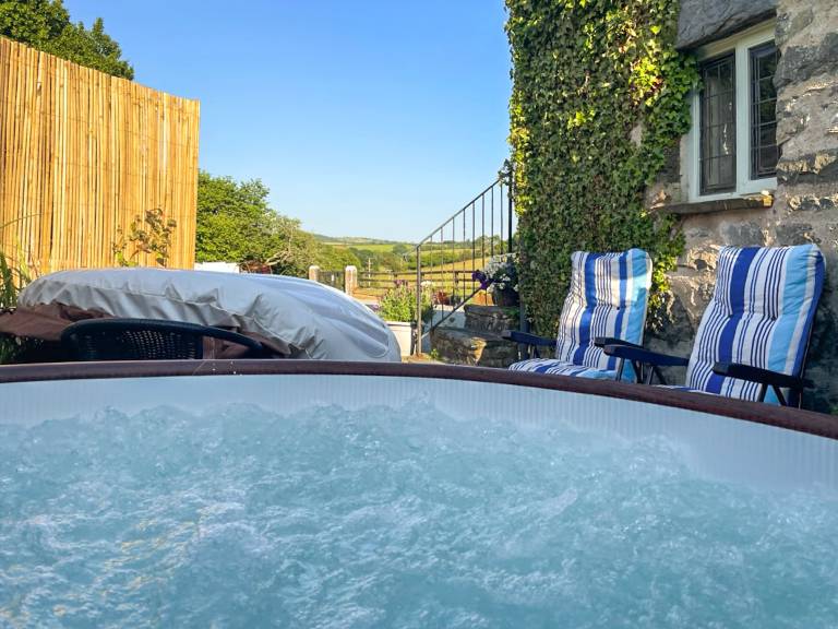 Children-friendly pleasant cottage with yard & jacuzzi | Pets are welcome — photo 2