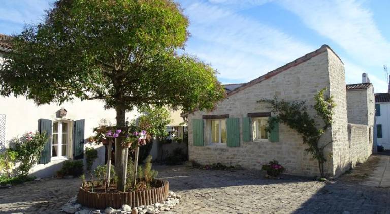 Vacation home with patio, yard & barbecue in Le Bois-Plage-en-Re