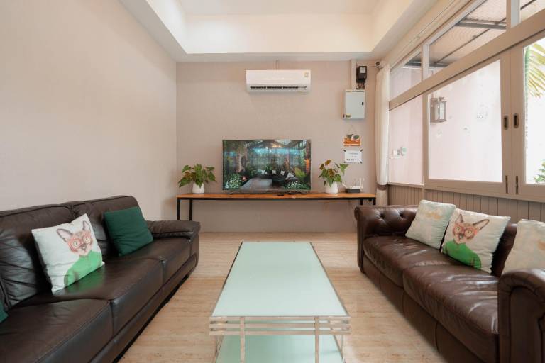 Spacious bungalow with pool & hot tub | Near Wat Chedi Luang | Pet-friendly — photo 5