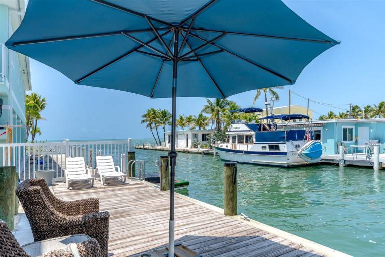 Vacation home with barbecue & private pool | Water view — photo 2