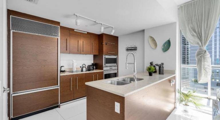 Holiday apartment with pool & hot tub | Close to Bayfront Park | Perfect for remote work — photo 2
