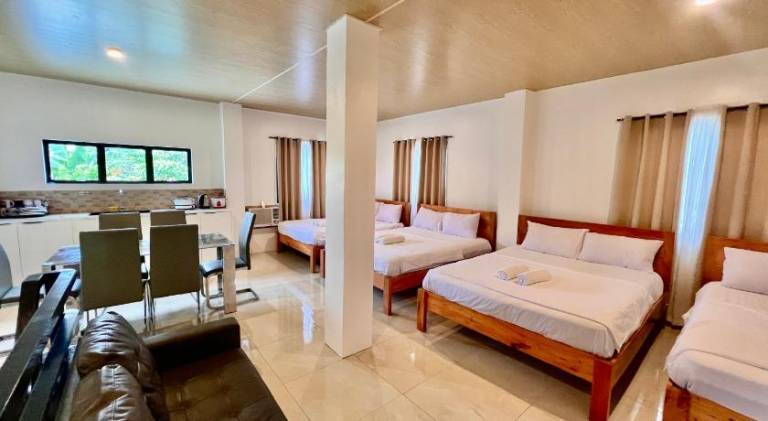 Cozy Family Studio - Ronaldos Inn Twinex Suite in General Luna