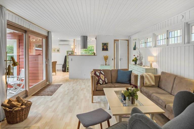 Charming vacation home with patio | Dogs allowed — photo 2