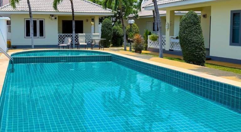 Apartment with pool — photo 3