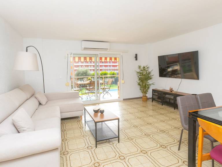 Apartment with garden & pool — photo 3