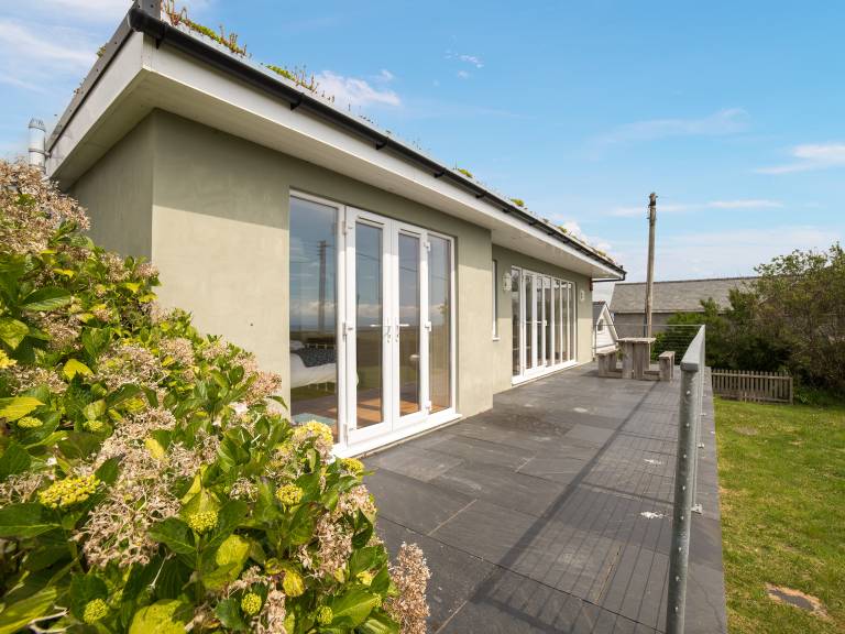 Cottage with yard | Water view — photo 4